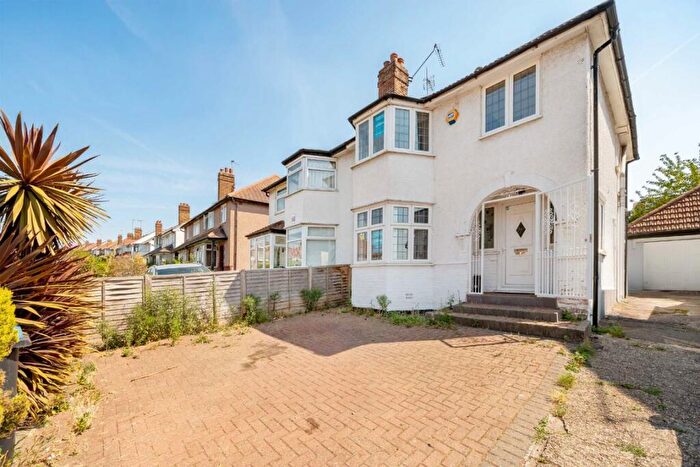 4 Bedroom Semi-Detached House For Sale In Crest Road, Cricklewood, NW2