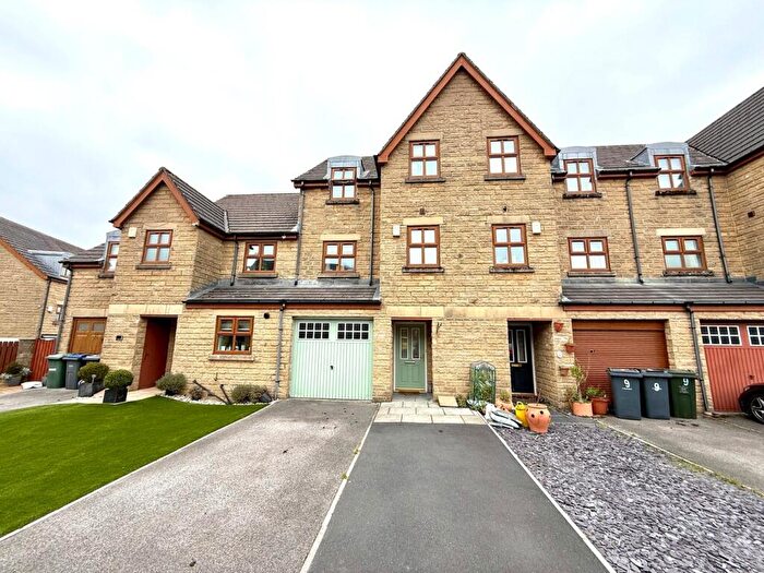4 Bedroom Town House For Sale In Brambleside, Denholme, Bradford, BD13