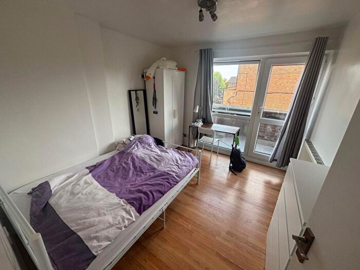 3 Bedroom Flat To Rent In Detling House, SE17