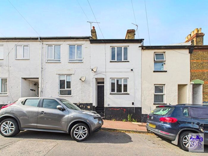 3 Bedroom Terraced House For Sale In Castle Road, Chatham, Kent, ME4