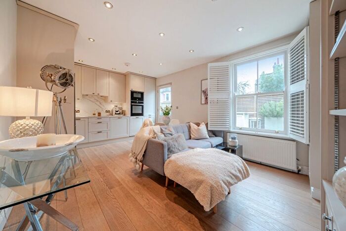 2 Bedroom Flat For Sale In Haverhill Road, Balham, London, SW12