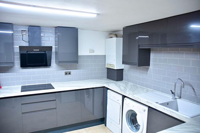 4 Bedroom Flat To Rent In Kirkstall Lane, Leeds, LS6