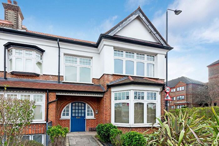 2 Bedroom Flat To Rent In Colney Hatch Lane, London, N10