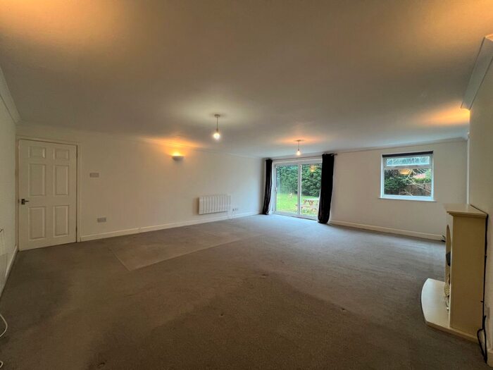 3 Bedroom Bungalow To Rent In Rugby Road, Coventry, CV3