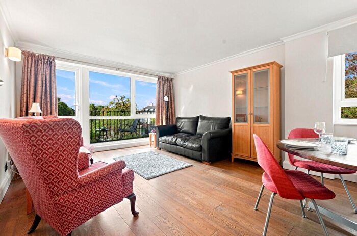 2 Bedroom Apartment For Sale In Orwell Lodge, South Woodford, E18