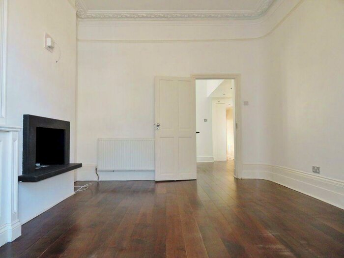2 Bedroom Flat To Rent In Palmerston Road, Buckhurst Hill, IG9