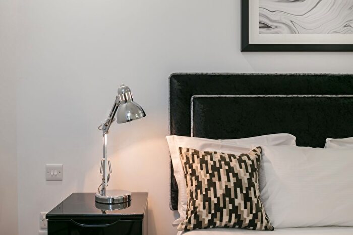 2 Bedroom Flat To Rent In Shaftesbury Avenue, London, W1D