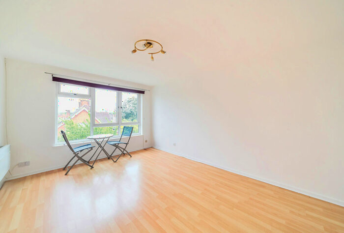 2 Bedroom Apartment For Sale In Warner Avenue, Cheam, Sutton, SM3
