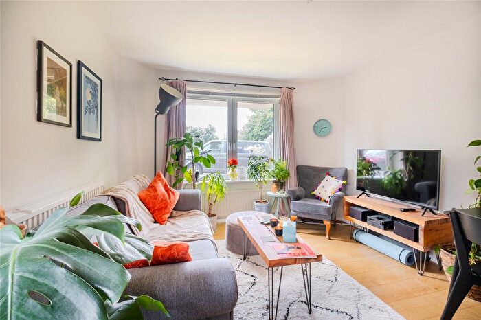 1 Bedroom Flat To Rent In Woodfield Avenue, Streatham, Lambeth, London, SW16