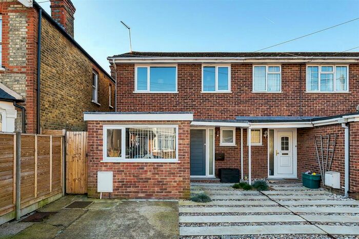 3 Bedroom End Of Terrace House To Rent In Staunton Road, Kingston Upon Thames, KT2