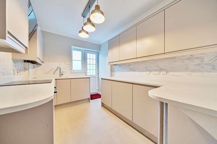 2 Bedroom Flat To Rent In Manor Road, Twickenham, TW2