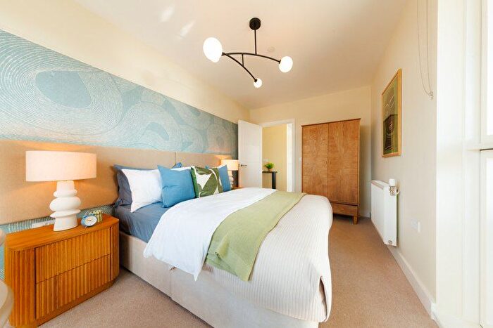 3 Bedroom Flat For Sale In Enfield, N18
