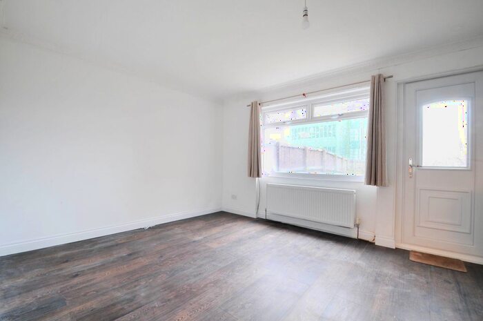 3 Bedroom Town House To Rent In Maple Close, Salford, M6