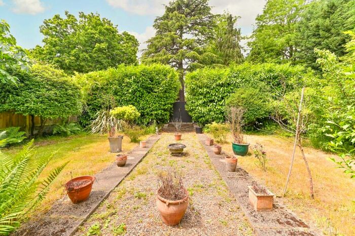 2 Bedroom Flat To Rent In Manor Park, Chislehurst, BR7