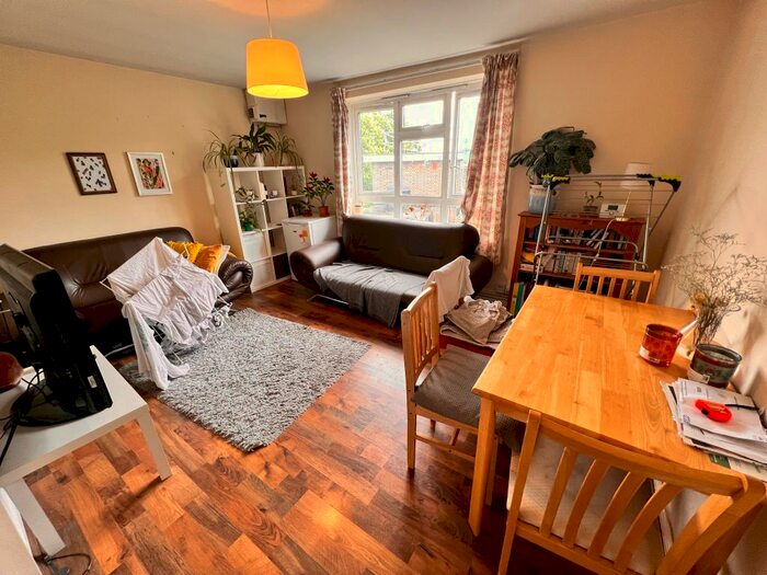 3 Bedroom Flat To Rent In Hanley Road, London, N4