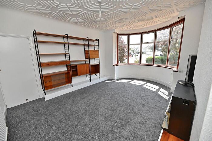 3 Bedroom Chalet To Rent In Marlands Road, Clayhall, IG5