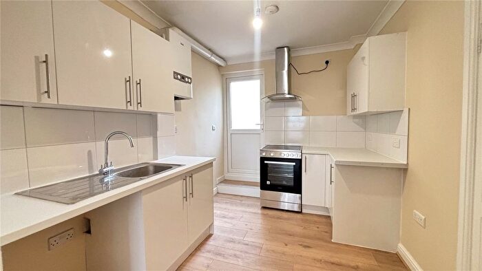 2 Bedroom Flat To Rent In Camp Road, Farnborough, Hampshire, GU14