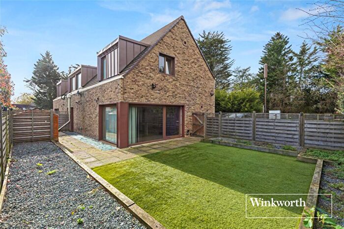 4 Bedroom Semi Detached House For Sale In Barnet Road, Arkley, EN5