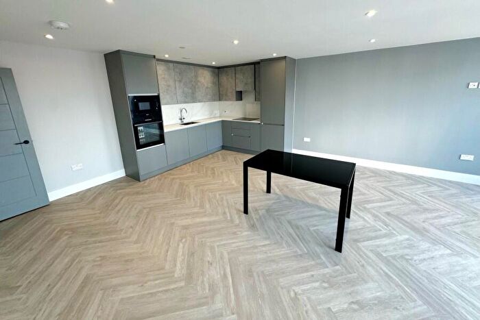 2 Bedroom Flat To Rent In Walton On Thames, Surrey, Kt, KT12