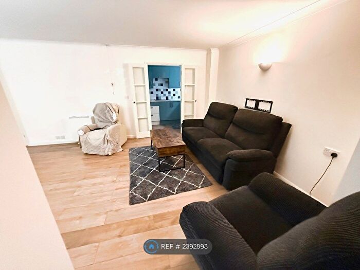 2 Bedroom Flat To Rent In Grandfield Avenue, Watford, WD17