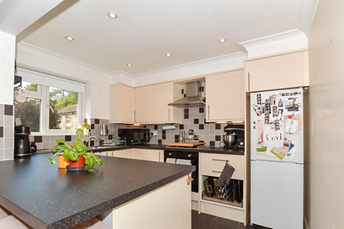 2 Bedroom Apartment For Sale In Succombs Hill, Warlingham, Surrey, CR6