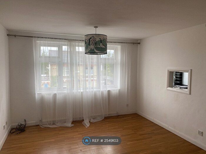 2 Bedroom Flat To Rent In Margaret Road, Barnet, EN4