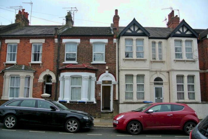 3 Bedroom Flat To Rent In Chaplin Road, Dollis Hill, NW2