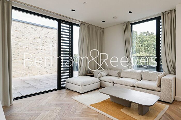 3 Bedroom Flat To Rent In Cluny Mews, Kensington, SW5