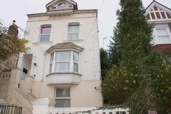 1 Bedroom Flat To Rent In Grovehill Road, Redhill, RH1