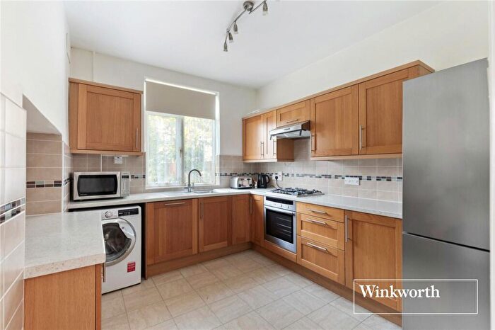 3 Bedroom End Of Terrace House For Sale In Cadogan Gardens, Finchley, London, N3