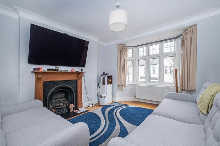 1 Bedroom Flat To Rent In Gore Road, London, SW20