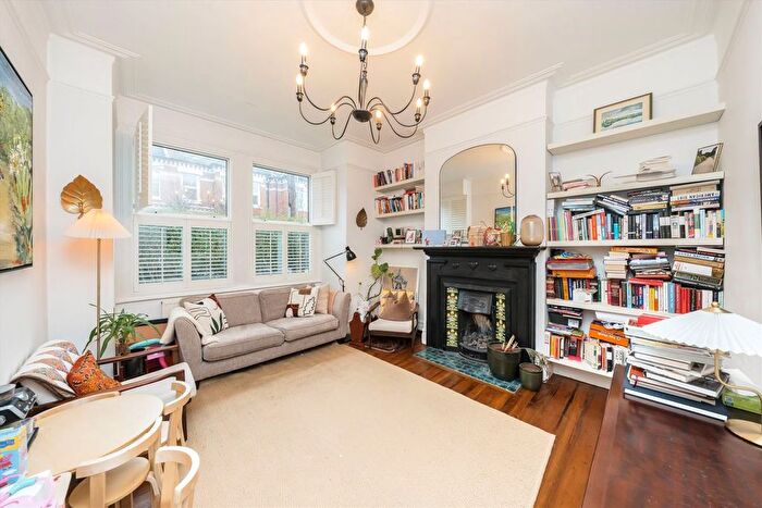 3 Bedroom Flat To Rent In Stapleton Road, Wandsworth, SW17