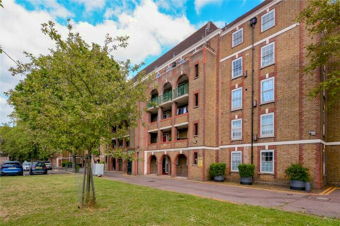 3 Bedroom Apartment To Rent In Radford House, Georges Road, N7
