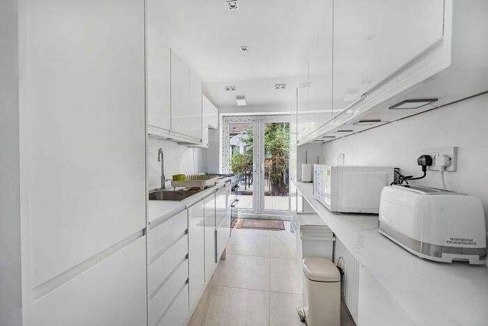 2 Bedroom Flat To Rent In Spruce Hills Road, Walthamstow, London, E17