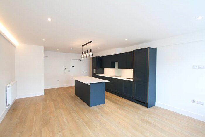 3 Bedroom Flat To Rent In Broad Street, Banbury, Oxon, OX16