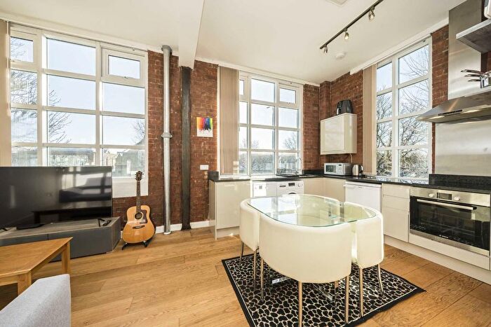 1 Bedroom Flat For Sale In Chertsey Road, St Margarets, TW1