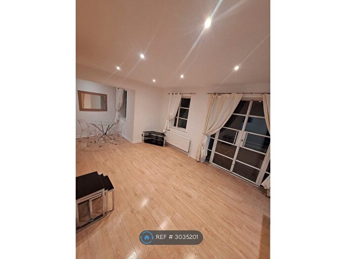 2 Bedroom Flat To Rent In Roy Square, London, E14