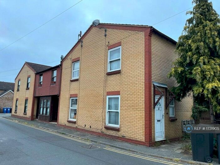 2 Bedroom End Of Terrace House To Rent In Rusham Road, Egham, Surrey, TW20