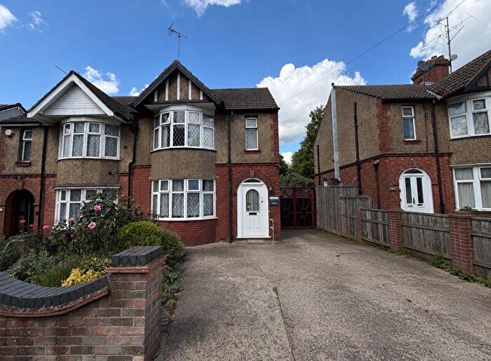 3 Bedroom Semi-Detached House For Sale In Montrose Avenue, Luton, LU3