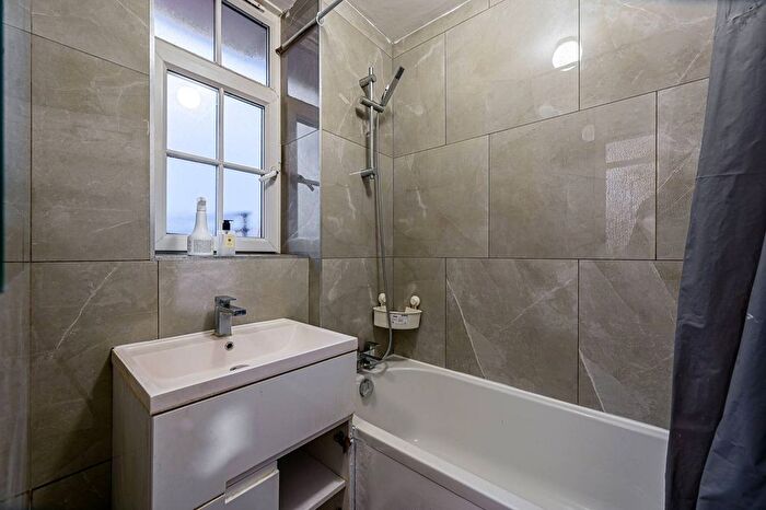 3 Bedroom Flat To Rent In Aspen Gardens, Hammersmith, London, W6