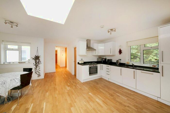 3 Bedroom Flat To Rent In Central Hill, Crystal Palace, London, SE19