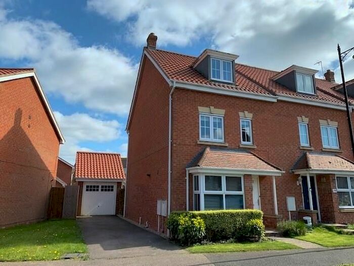 4 Bedroom End Of Terrace House To Rent In Thistle Drive, Desborough, Northants, NN14