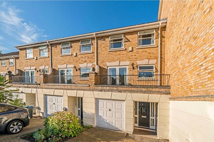 4 Bedroom Property For Sale In Penners Gardens, Surbiton, KT6