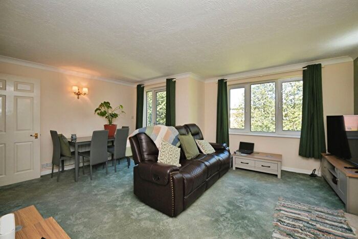 2 Bedroom Flat For Sale In Turners Hill, Waltham Cross, EN8