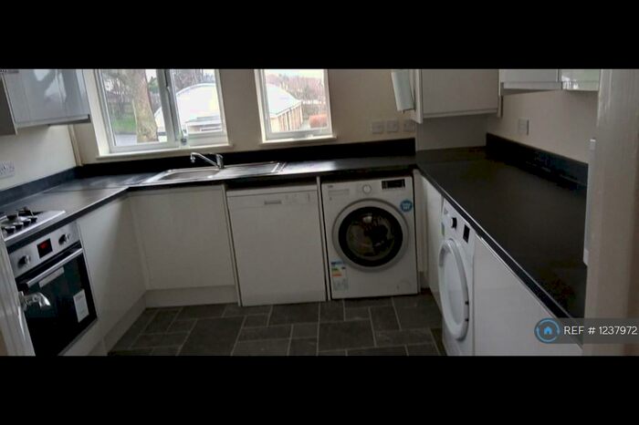 3 Bedroom Flat To Rent In Mickleham Road, Orpington, BR5