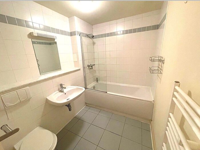 2 Bedroom Flat To Rent In Highland Court, Scotland Road, Basford, Nottingham, NG5