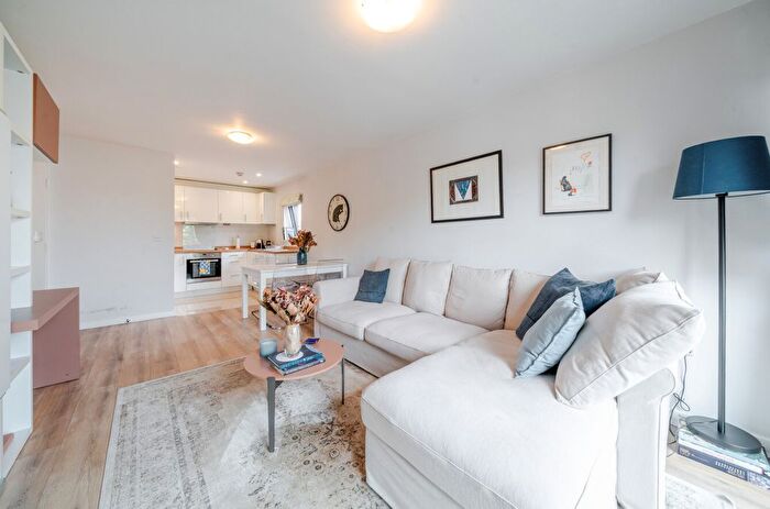 2 Bedroom Flat For Sale In Devonshire House, Putney Hill, London, SW15