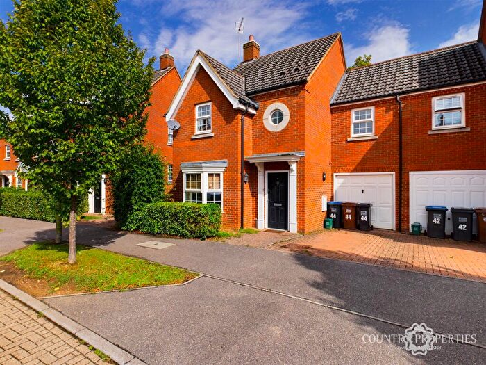 4 Bedroom Semi-Detached House To Rent In Langstone Ley, Welwyn Garden City, AL7