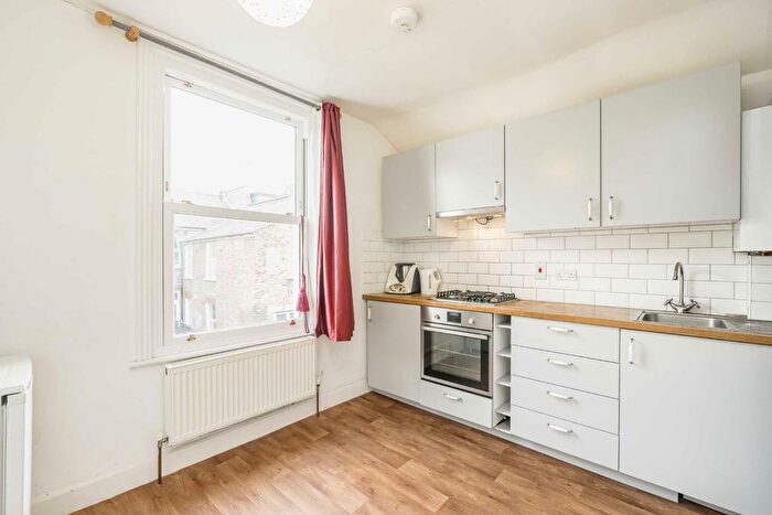 2 Bedroom Flat To Rent In Garratt Lane, London, SW18