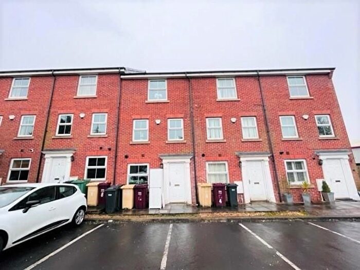 4 Bedroom Town House To Rent In Littlebrooke Close, Bolton, BL2